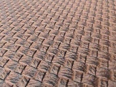 The internal panel is covered with Woven Tabacco eco-leather (low environmental impact faux leather)