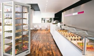 Refrigerated chocolate display case