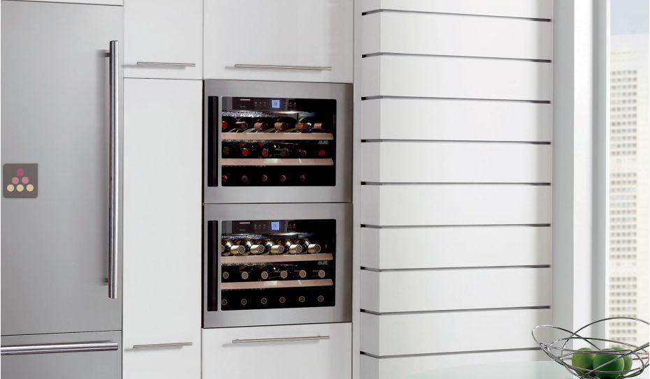 Single-temperature wine cabinet for storage or service - can be fitted