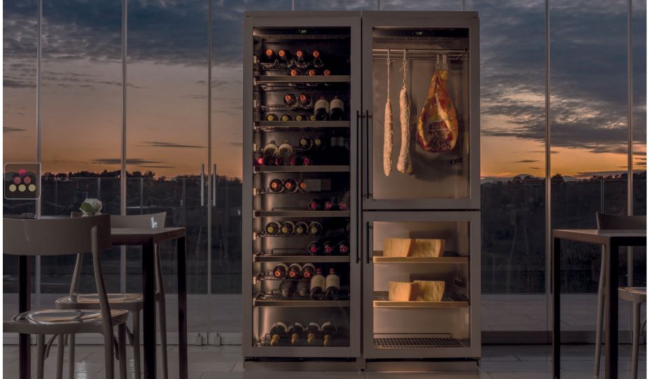 Combination of a wine cabinet and a cured meat and cheese cabinet - Inclined bottle display