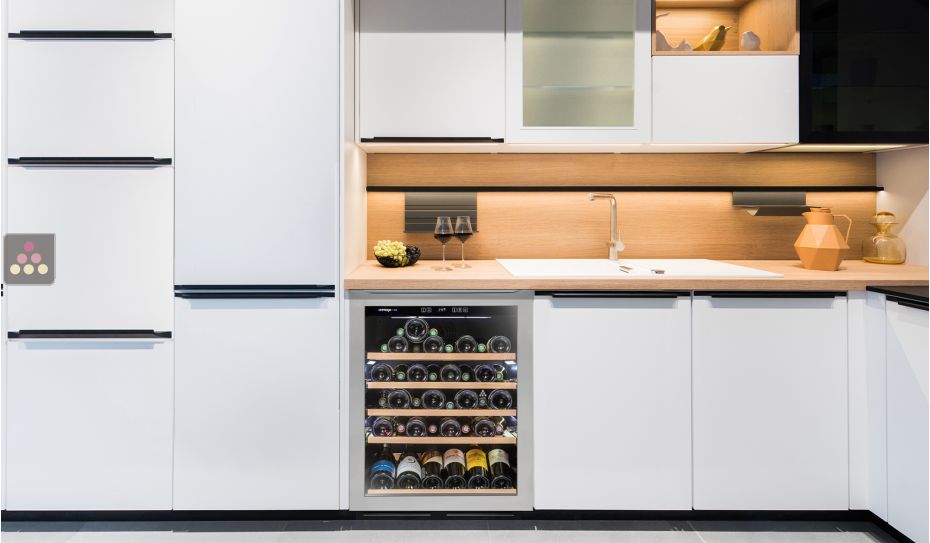 Single temperature built-in wine cabinet for storage and/or service