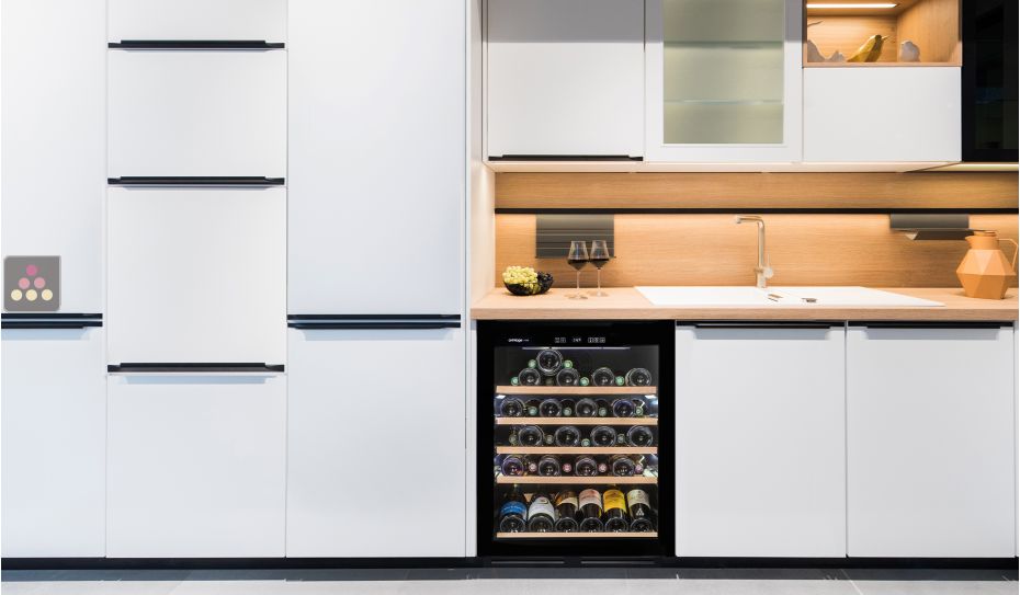 Single temperature built-in wine cabinet for storage and/or service