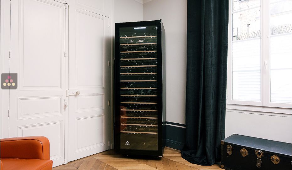 Connected mono or multi-temperature wine cabinet for service and storage with smart shelves