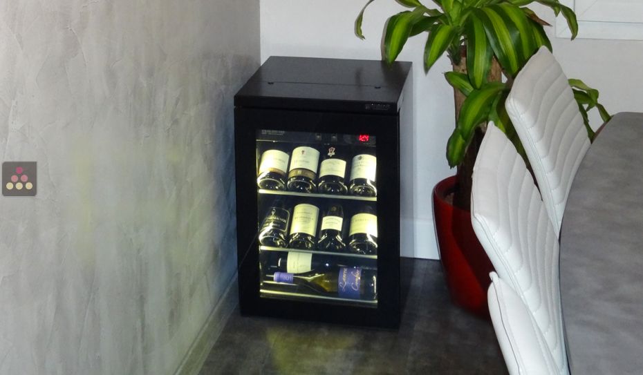 Single temperature wine storage or service cabinet