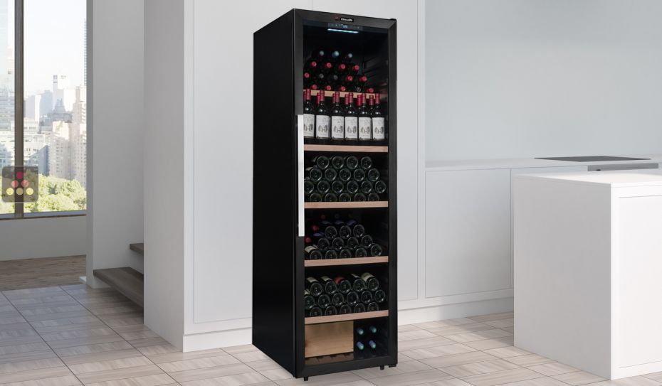 Wine cabinet for multi temperature service or single temperature storage 