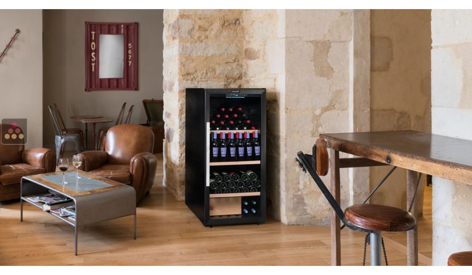 Wine cabinet for multi temperature service or single temperature storage 