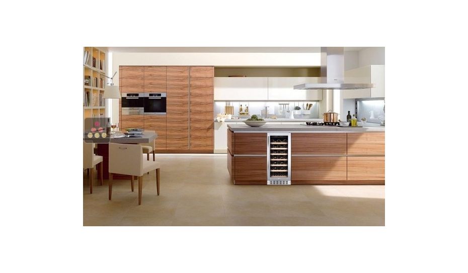 Single temperature built in wine cabinet for storage and/or service