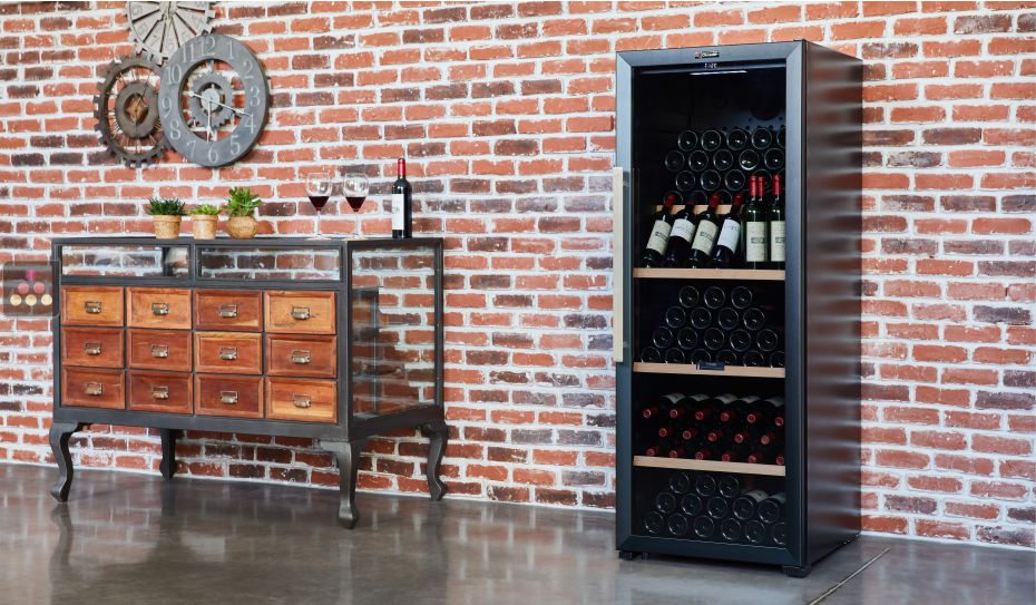 Wine cabinet for multi temperature service or single temperature storage 