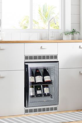 Built-in silent mini-winebar for 8 bottles with colorless door