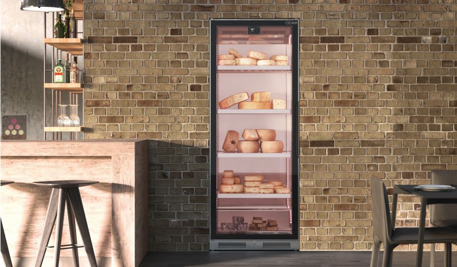 Refrigerated display cabinet for cheese storage