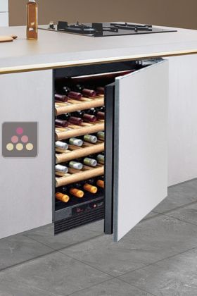 Single temperature built in wine cabinet for ageing or service with panelable door