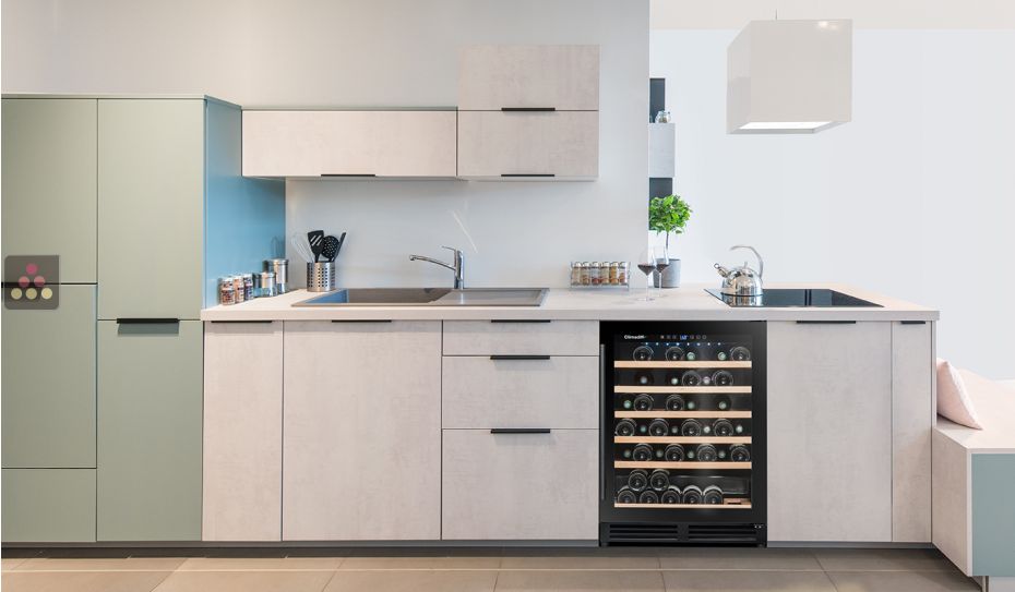Single temperature built in wine cabinet for service