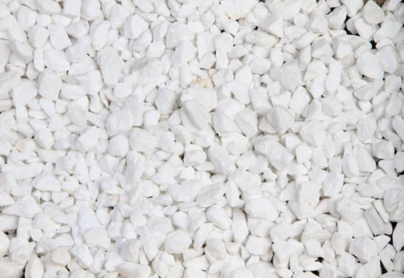 The floor is doubled with a watertight tank filled with white pebbles, similar to a natural wine cellar floor. Enable water spraying in order to maintain a convenient hygrometric rate
